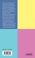 Natalia con el libro que recomienda